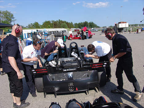 Fejlsøgning på Jobcar bilen.
(Foto: Motorsporten.dk)